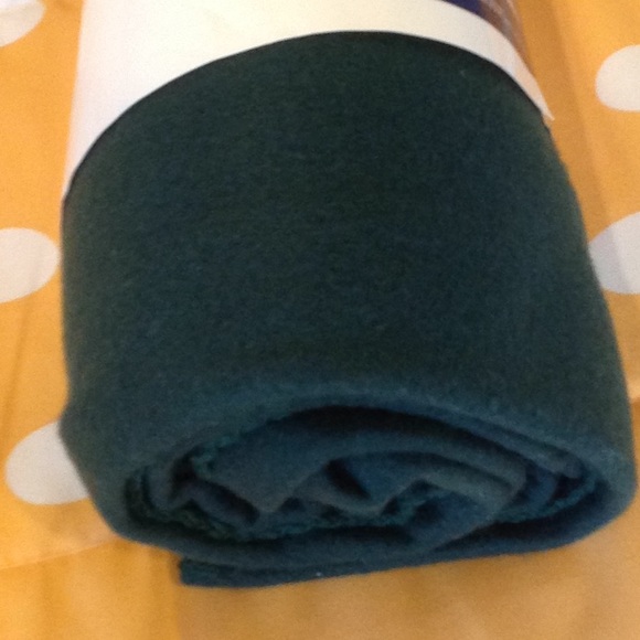 NWT forest green soft cozy fleece throw blanket. - Picture 2 of 3